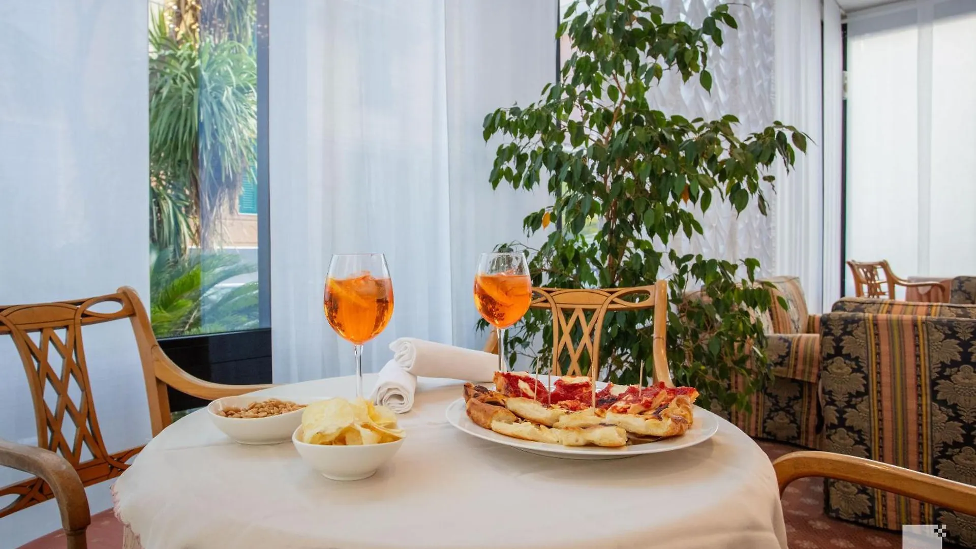 Hotel Villa Elena فاراتسي 3*,