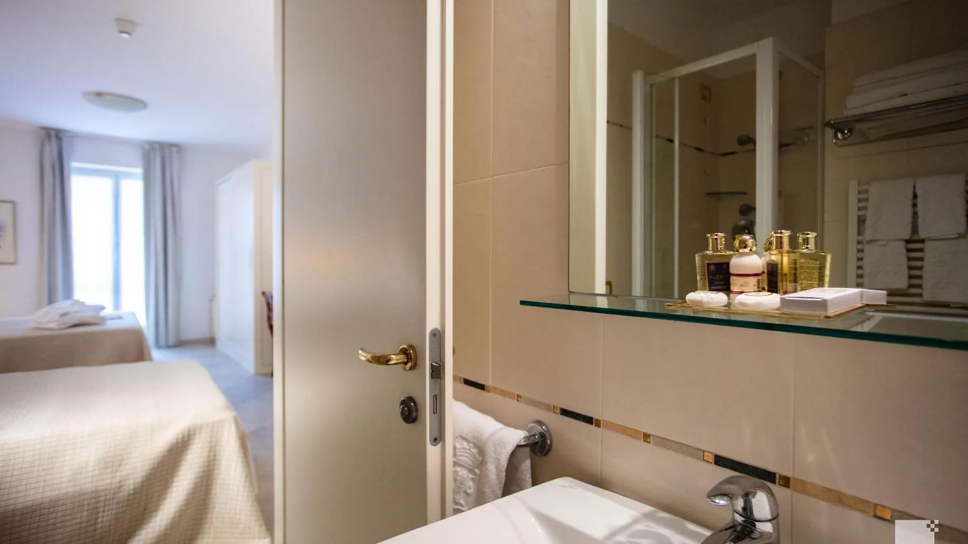 Hotel Villa Elena فاراتسي 3*,