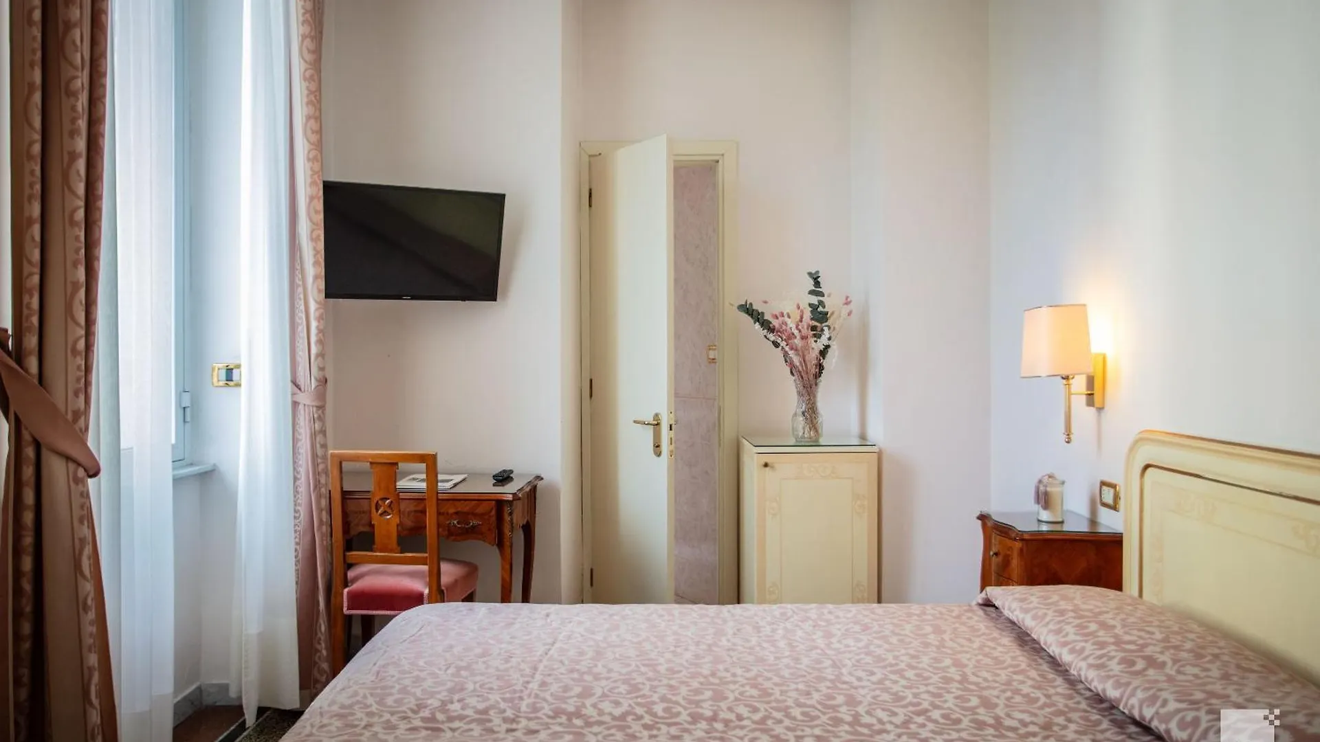 Hotel Villa Elena فاراتسي