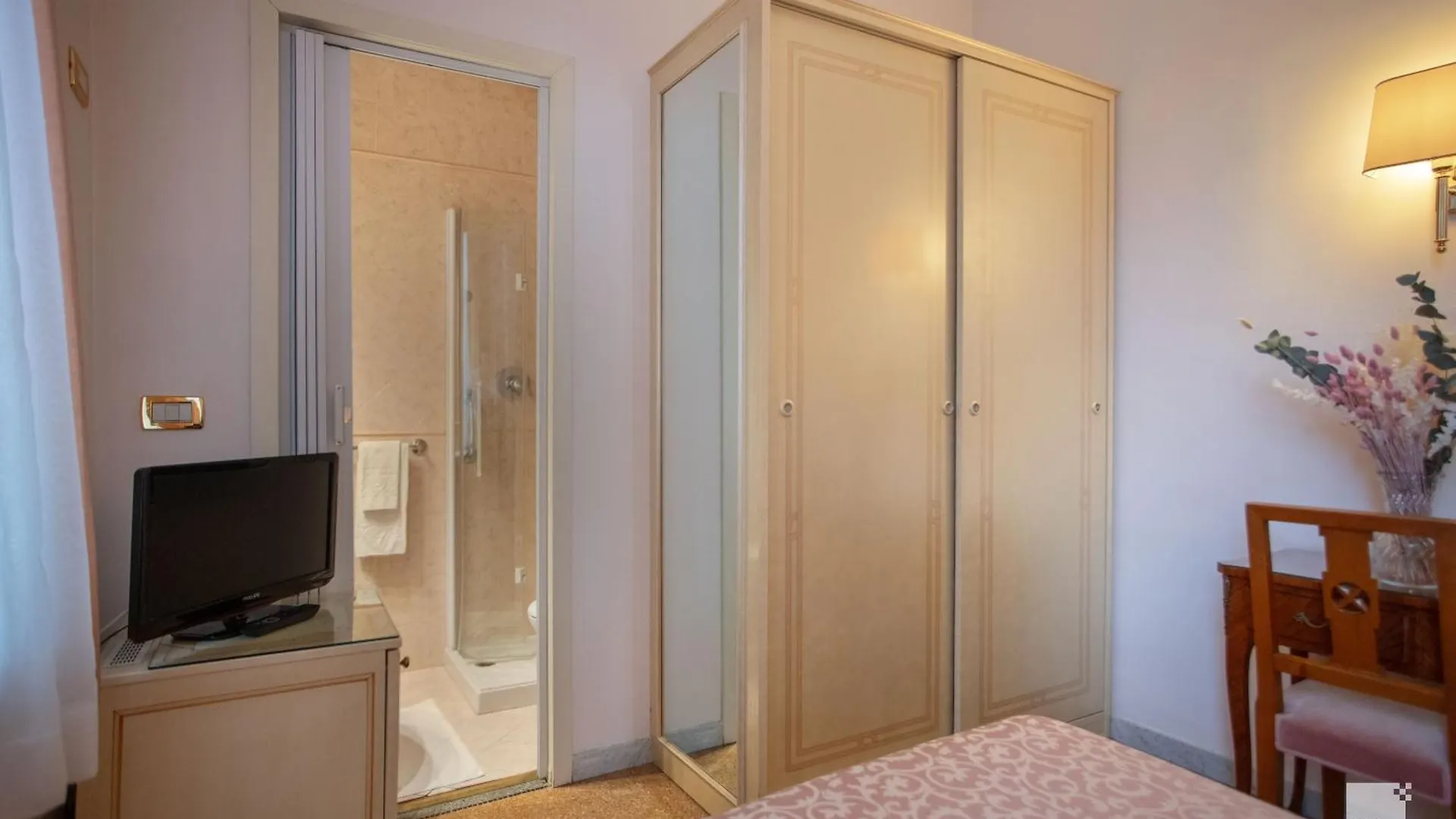Hotel Villa Elena فاراتسي